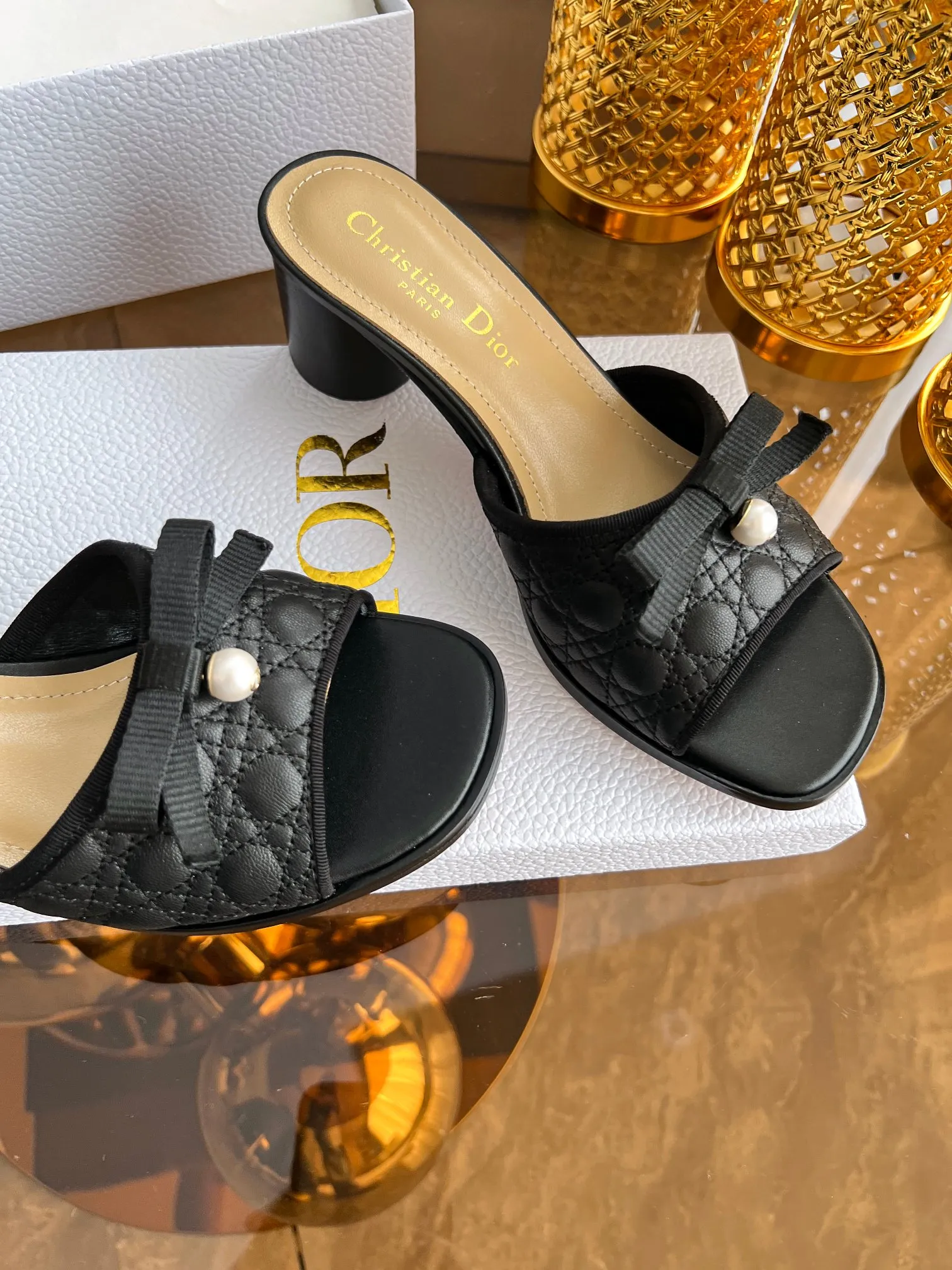 💕💕Factory direct selling price p480💕💕 🔥🔥Hot model👟👟DIOR 2025 early spring new product top version~ Original mold opening, 1:1 reproduction, original Italian last, purchasing agent level, original order quality. The Dway heeled sandals reinterpret Dior's iconic piece for an elegant look. The upper's delicate buckle strap highlights the 'CHRISTIAN DIOR' signature embroidery. Exquisite style. It is an ideal item to match with formal looks. ✅Outsole: original leather outsole imported from Italy. The sole is decorated with Christian Dior's lucky star symbol. ✅Size: 35～39 (40-41🉑customized). ✅Packaging: full set of original counter packaging.